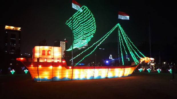Monas Gemerlap Cahaya,...