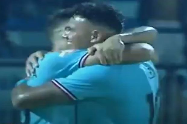 Alex Cetak Hat-trick,...