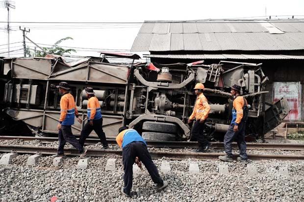 Mogok di Tengah Rel,...