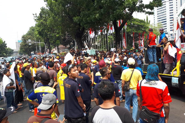 Tolak Ganjil Genap,...
