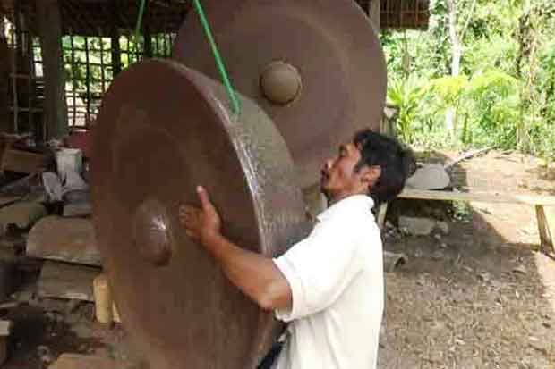 Di Bekas Kandang Sapi,...