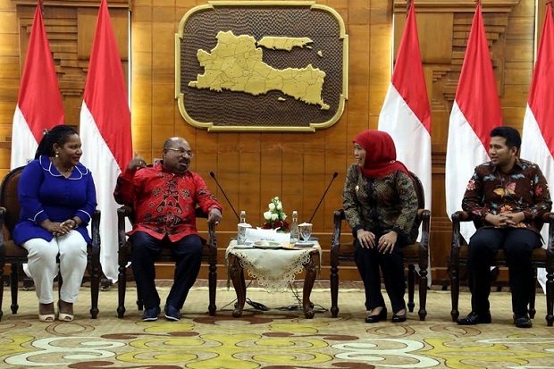 Lukas Enembe Temui Khofifah,...