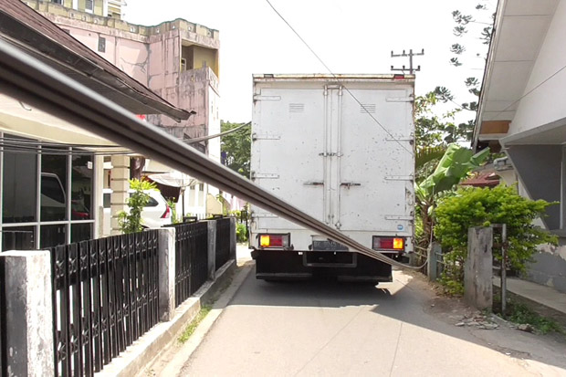 Kabel Telepon Tersangkut...
