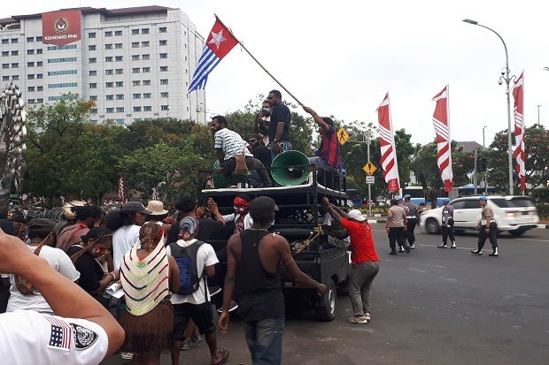 Bubarkan Diri, Pengunjuk...