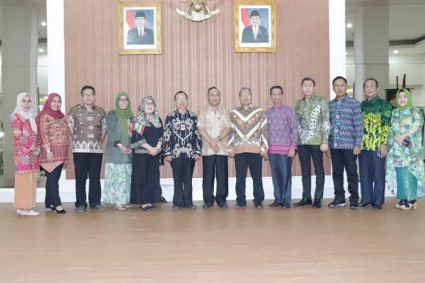 Pemkab Sambut Tim Surveior...