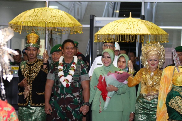 Tinjau Prajurit TNI...
