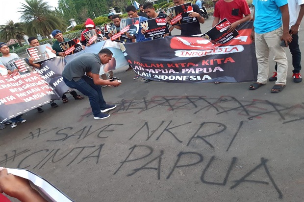 Aksi di Depan Istana,...
