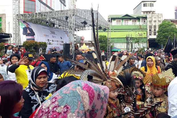 Meriah, Ribuan Warga...