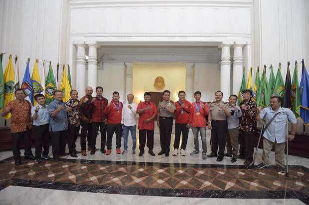 Tiga Pebulu Tangkis...
