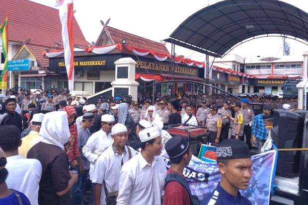 Dukung Ustaz Abdul Somad,...