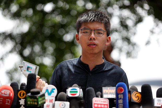 Polisi Hong Kong Bebaskan...