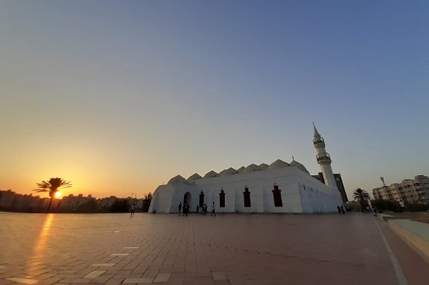 Masjid Qisas, Antara...
