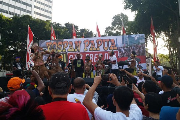 Lewat Pentas Seni Yospan...