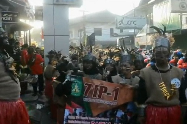 Prihatin Rasisme, Ratusan...