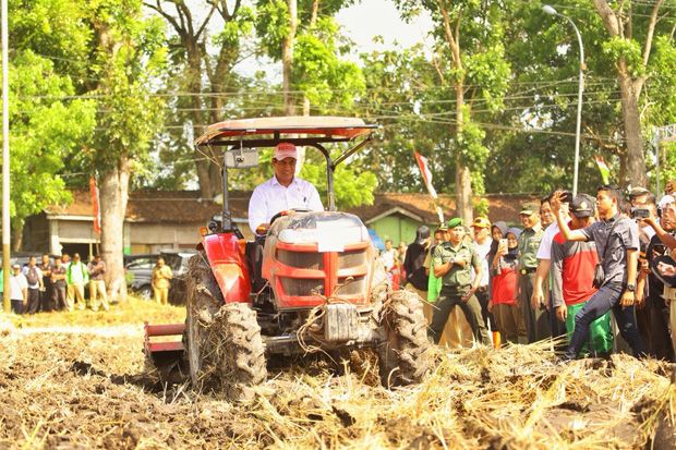 Olah Lahan dengan Alsintan,...