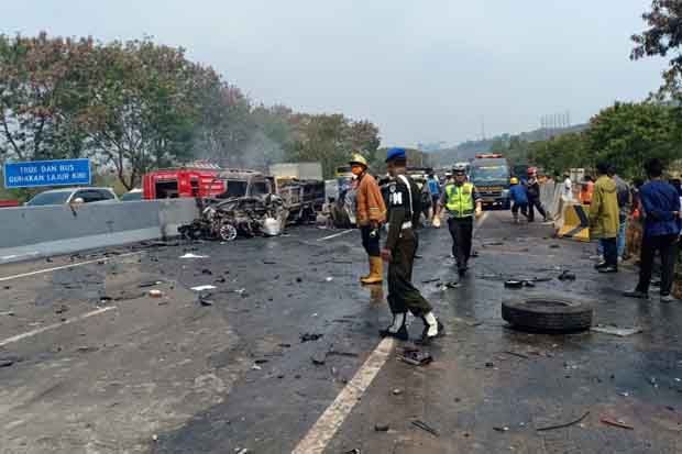 Tabrakan Beruntun di...