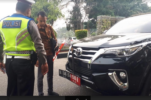 Gengsi, Kendaraan Dinas...