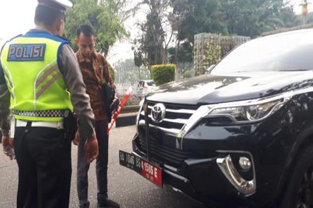 Rubah Pelat Merah Jadi...
