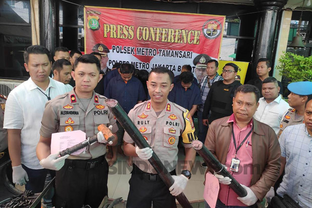 Menyamar Kuli Proyek,...