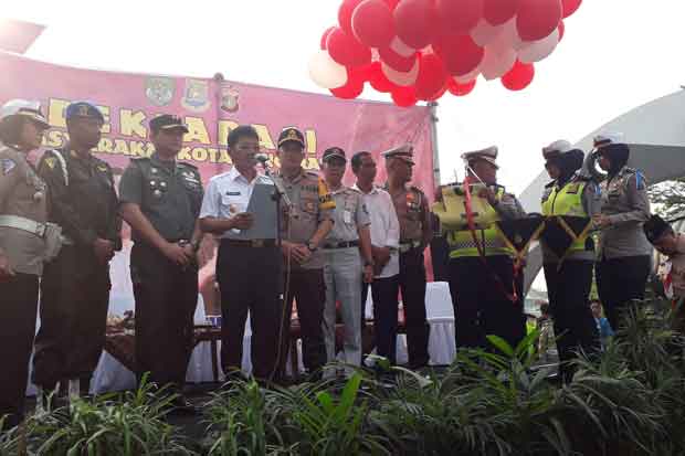 Polisi Jaga Ratusan...
