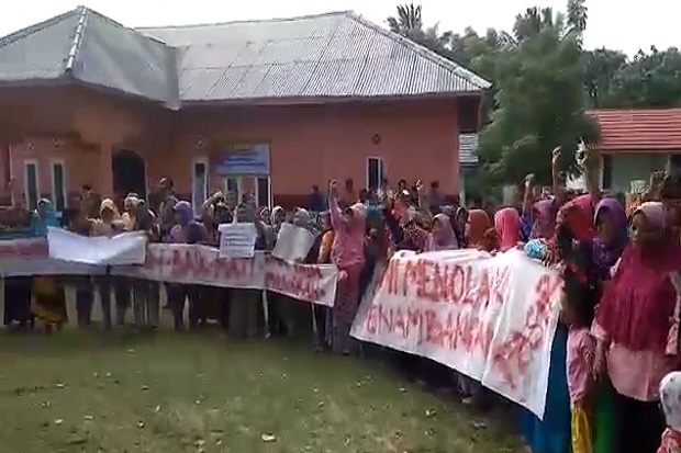Warga Pulau Sebesi Tolak...