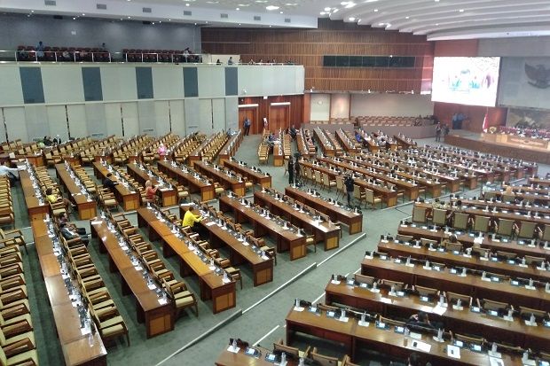 Hanya Dihadiri 77 Dewan,...