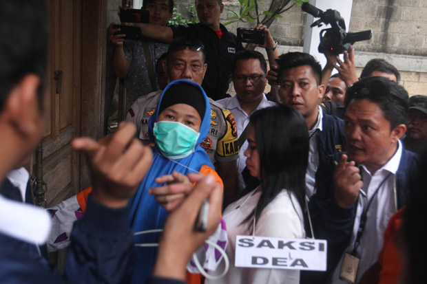 Polisi Buru Tersangka...