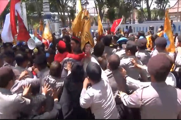 Demo di DPRD Sampang...