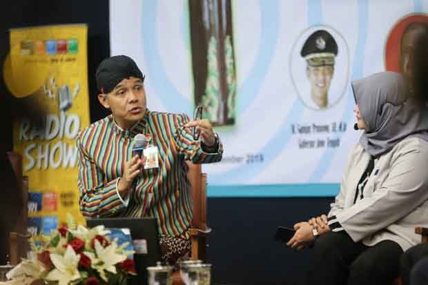 Ganjar Kenakan Beskap...