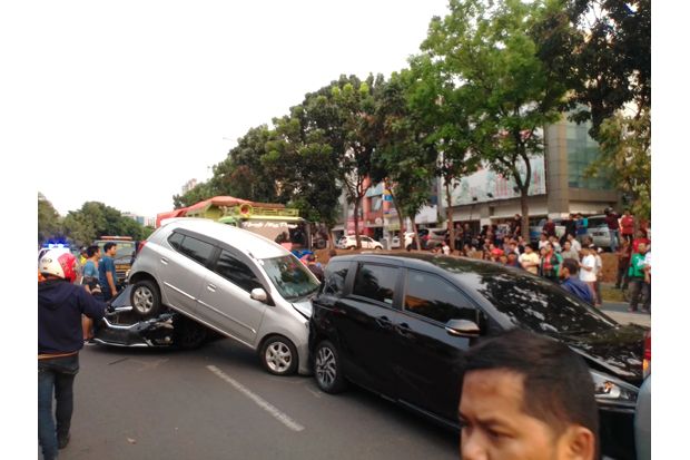 Tabrakan Beruntun di...