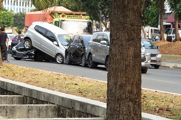 Tabrakan Beruntun di...