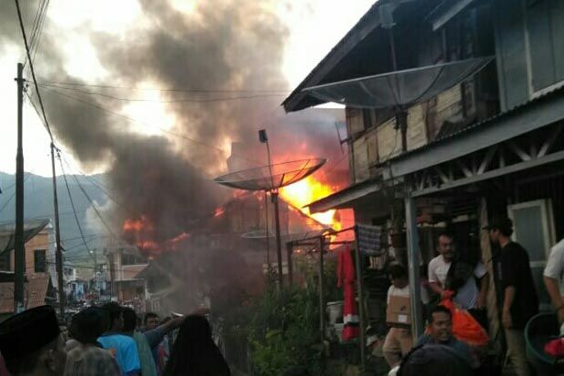 Amukan Api Ratakan Rumah...