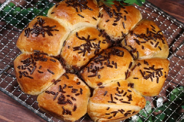 Round Bolen, Makanan...