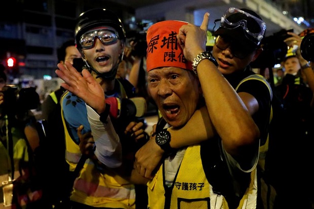 Polisi Hong Kong Tembakkan...