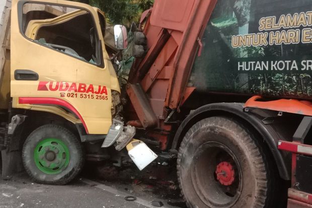 Hantam Truk Sampah,...