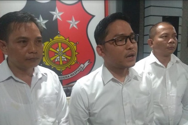 Kabur Usai Beraksi,...
