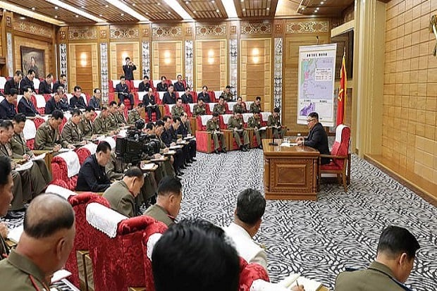 Kim Jong-un Marahi Pejabat...