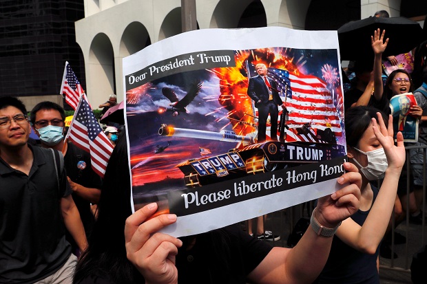 Demonstran Minta Trump...