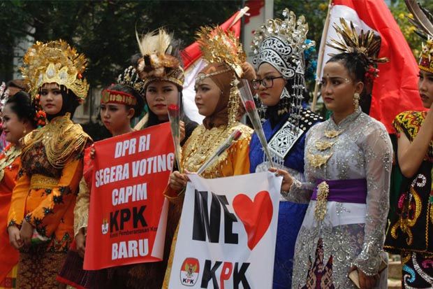 Aksi Berpakaian Adat,...