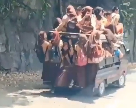 Viral, Puluhan Siswi...