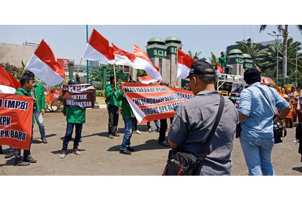 Puluhan Orang Datangi...