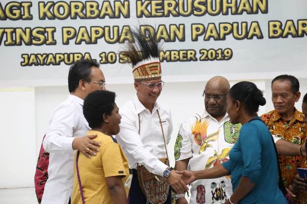 Menteri Sosial Salurkan...