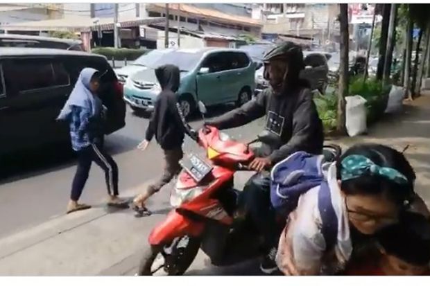 Polisi Ciduk Pemotor...