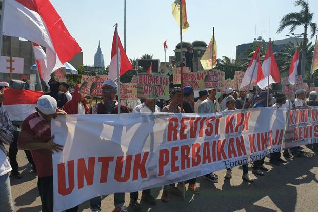 Aksi di depan Gedung...