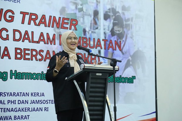 Kemnaker Berikan Pelatihan...