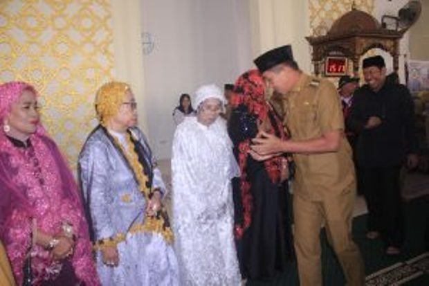 Bupati Taslim Terima...