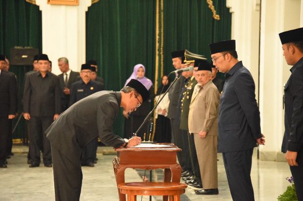 Gubernur Jabar Lantik...