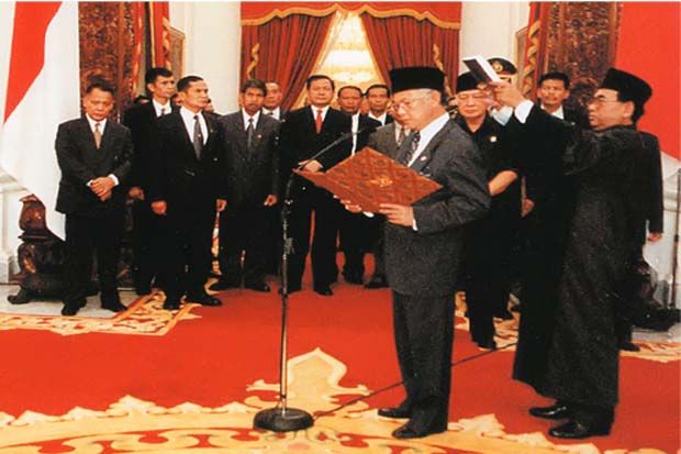 Bacharuddin Jusuf Habibie,...