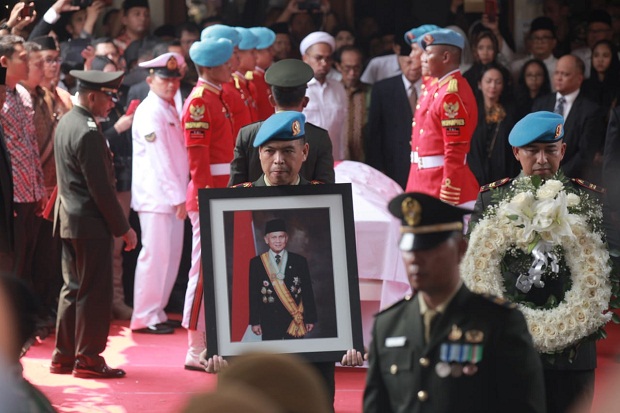 Dipimpin Jokowi, Pemakaman...