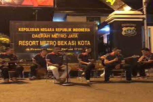 Menikmati Live Music...